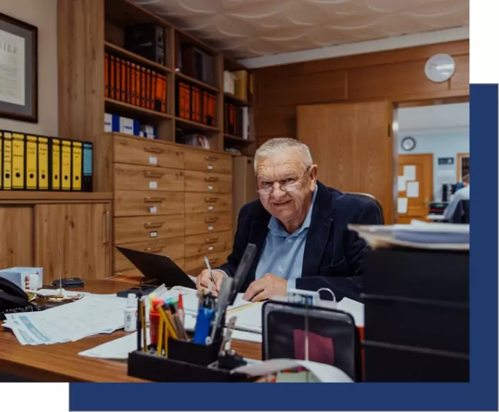 Dachdecker beim Arbeiten auf dem Dach