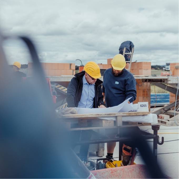 Baukräne auf Baustelle
