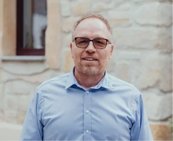 Fertiggestellte Brücke über Fluss