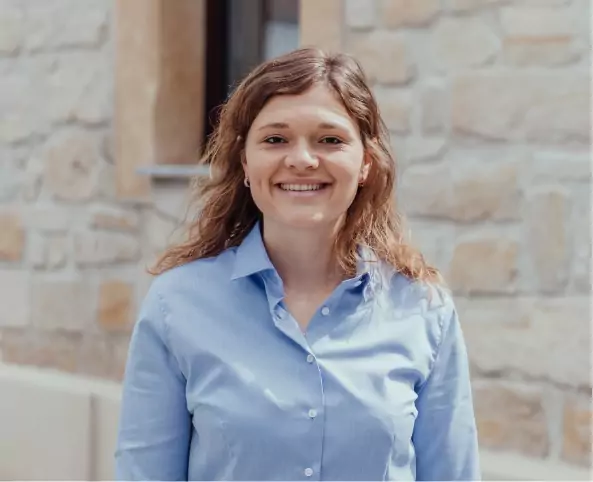 Bauarbeiter mit Schutzhelm und Werkzeug